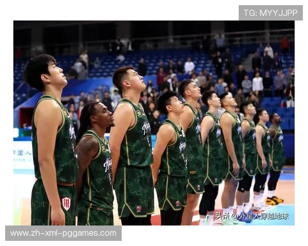 今日CBA常规赛南京对阵广州JCole登场三分出手意外砸中篮板外沿